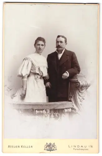 Fotografie Atelier Keller, Lindau i. B., Paradiesplatz, Paar an steinernem Geländer