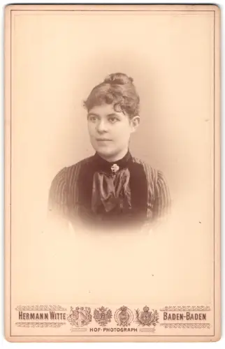 Fotografie Hermann Witte, Baden-Baden, Porträt der Frau Emilie Peter geb. Weis