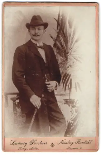 Fotografie Ludwig Förstner, Nürnberg, Heynestrasse 6, Fritz Heitz mit Gehstock