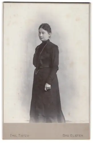 Fotografie Emil Tietze, Bad Elster, Frau Amtsrichter Bergmann im dunklen Kleid