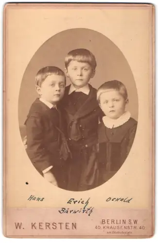 Fotografie W. Kersten, Berlin, Krausenstr. 40, Erich, Hans und Oswald Bärwirth im Jahr 1887