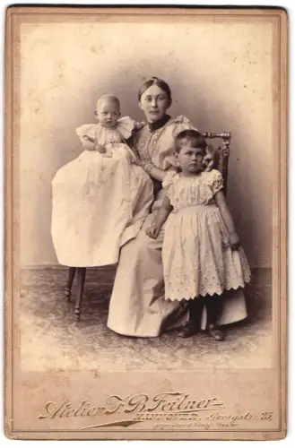 Fotografie J. B. Feilner, Hannover, Georgstrasse 25, Ilse und Irmgard Brandis mit Baby