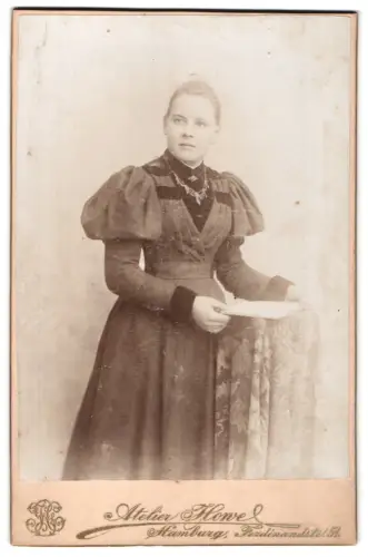 Fotografie Atelier Howe, Hamburg, Ferdinandstr. 51, Ella Sandberg im taillierten Kleid