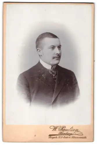 Fotografie W. Paulsen, Hamburg, Bergstrasse 21a, Herr in Anzug und Krawatte