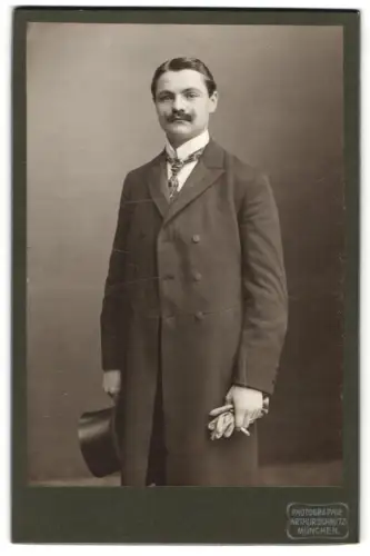 Fotografie Arthur Schmitz, München, Augustenstrasse 75, Eleganter Herr mit Schnurrbart
