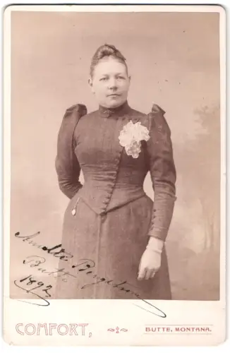 Fotografie Comfort, Butte /Montana, Anette Bergstrom im taillierten Kleid