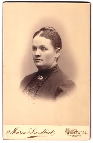 Fotografie Maria Lundbäck, Uddevalla, Porträt einer Frau mit elegantem Haarknoten