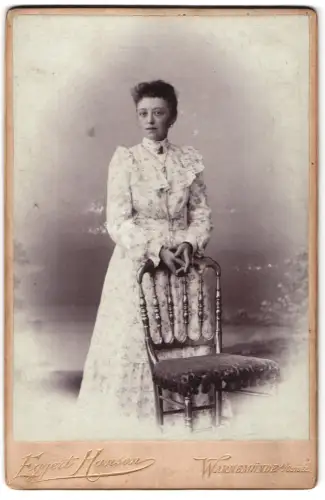 Fotografie Eggert Hansen, Warnemünde, Friedrich Franz Strasse 50, Frieda im geblümten Kleid