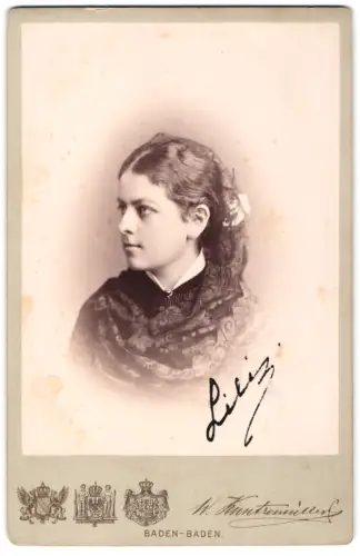 Fotografie W. Kuntzenmüller, Baden-Baden, Lili mit Spitzentuch