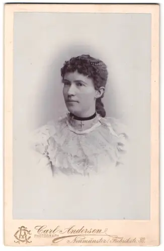 Fotografie Carl Andersen, Neumünster, Fabrikstrasse 38, Auguste Bustorf mit Spitzenkragen
