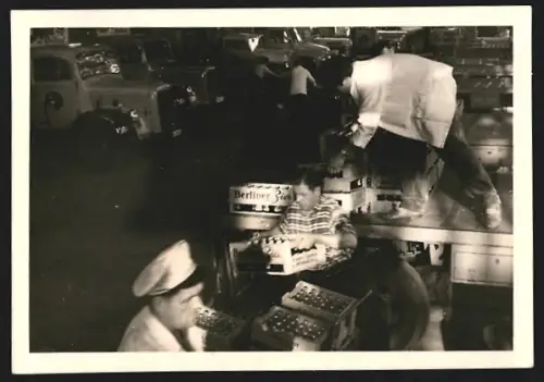 Fotografie unbekannter Fotograf, Ansicht Berlin-Moabit, Grossmarkt-Händler verladen Bier & Florida Boy auf Lastwagen