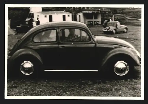 Fotografie unbekannter Fotograf, Ansicht El Port de la Selva, Auto Volkswagen VW Käfer Ovali auf einem Campingplatz 1958