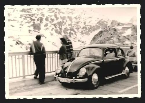 Fotografie Auto Volkkswagen VW Käfer, Dickholmer mit Kennzeichen Hannover auf dem Grimselpass 1957