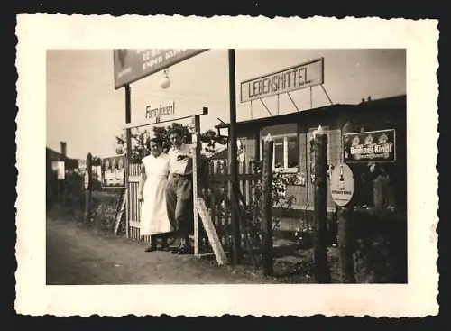 Fotografie Ansicht Berlin, Lebensmittel-Laden von Emma Klinke der frühen Nachkriegszeit mit Reklame Berliner Kindl