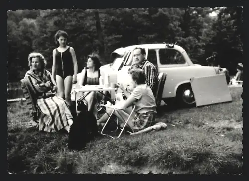 Fotografie Auto Sachsenring Trabant 600 Trabi, Familie beim Picknick neben PKW