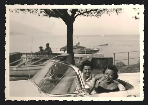 Fotografie Auto Chevrolet Corvette Roadster-Cabrio, Damen im offenen Sportwagen sitzend