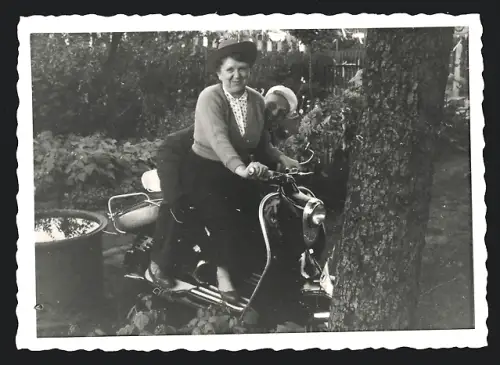 Fotografie Motorrad NSU Prima, Hausfrau auf Motorroller / LKrad sitzend