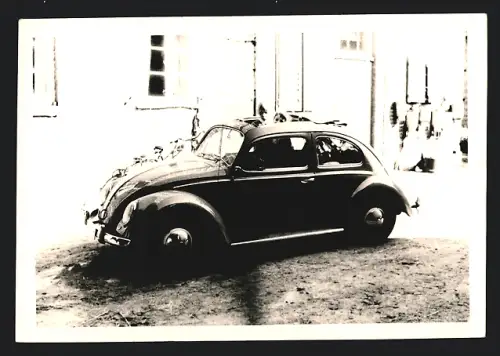 Fotografie Auto Volkswagen VW Käfer, PKW mit Girlande verziert