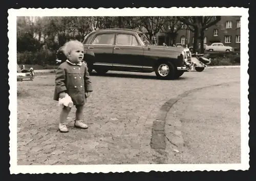 Fotografie Auto Mercedes Benz, Kleinkind neben Limousine in Essen 1958
