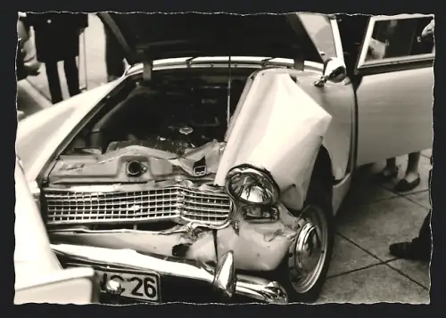 Fotografie Auto Austin-Healey, Unfallwagen mit Frontschaden
