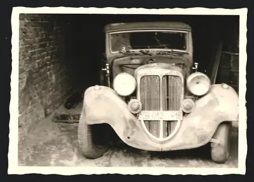 Fotografie Auto, verstaubter Scheunenfund mit Kennzeichen Berlin der frühen Nackriegszeit