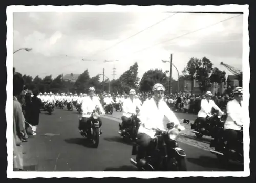 Fotografie Ansicht Berlin, Motorrad - Polizeieskorte zum Besuch des US-Präsident John F. Kennedy