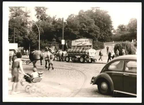 Fotografie unbekannter Fotograf, Ansicht Berlin, Schultheiss Brauerei-Fuhrwerk am Kreuzberg 1965