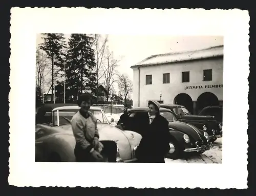 Fotografie Auto Volkswagen VW Käfer mit Kennzeichen Bayern AB35 - 4525 vor Kino Olympia Filmbühne