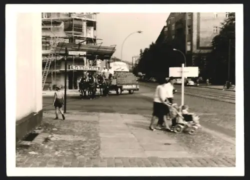 Fotografie unbekannter Fotograf, Ansicht Berlin, Schultheiss Brauerei-Fuhrwerk am Kreuzberg Ecke Grossbeerenstrasse 1965