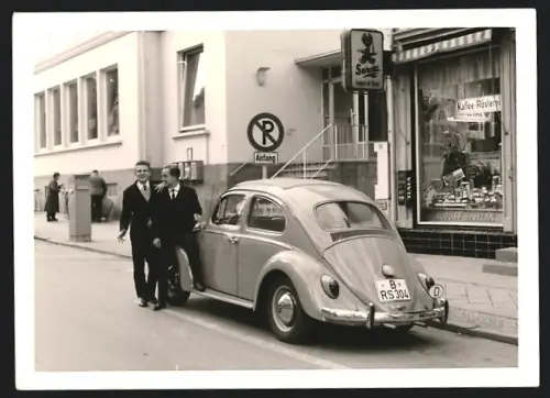 Fotografie Auto Volkswagen VW Käfer mit Kennzeichen Berlin, Ladengeschäft August de Haan mit Sarotti Reklame