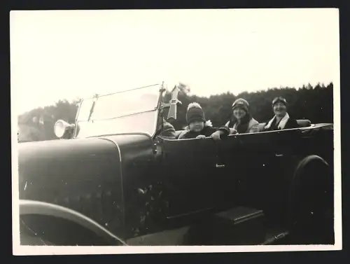 Fotografie Auto, Frauen mit Haube & Schutzbrille im Cabrio, kleines Mädchen sitzt vorn im offenen Reisewagen