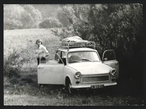 Fotografie Auto Sachsenring Trabant 601 Trabi, Hausfrau neben PKW mit Dachgepäckträger