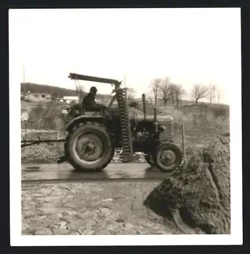 Fotografie Traktor, Ackerschlepper mit seitllich montiertem Mähwerk