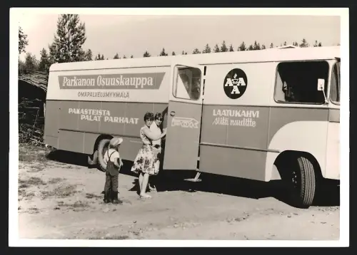 Fotografie Lastwagen, LKW Kastenwagen als fahrender Selbstbedienungsladen in Finnland, Omapalvelumyymälä POK