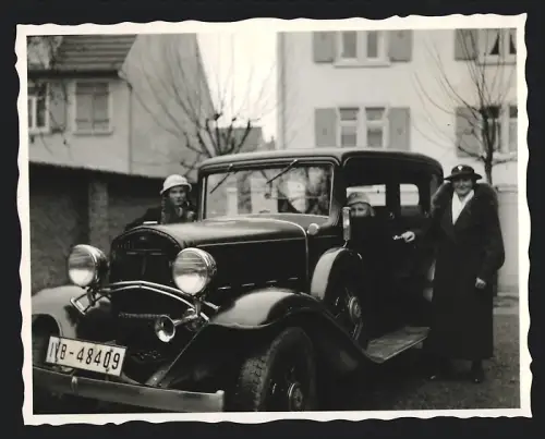 Fotografie Auto Chevrolet, wohlhabende Familie mit Limousine, Kennzeichen: IVB - 48409