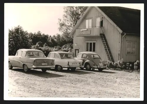 Fotografie Auto Volkswagen VW Käfer & DKW Junior vor einem Motel in Schweden