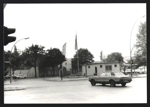 Fotografie unbekannter Fotograf, Ansicht Berlin, Scharnweber Strasse, Auto Ford Taunus biegt ab
