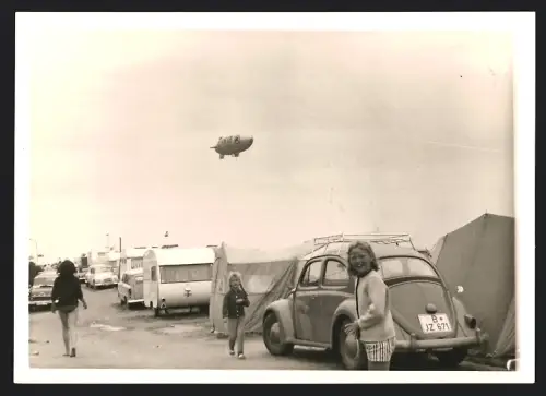 Fotografie Auto Volkswagen VW Käfer mit Kennzeichen Berlin, Zeppelin Luftschiff Blimp D-LISA / Schwab Versand Hanau