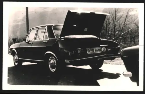 Fotografie Auto Audi 100 mit Kennzeichen Berlin, Limousine nach einem Auffahrunfall