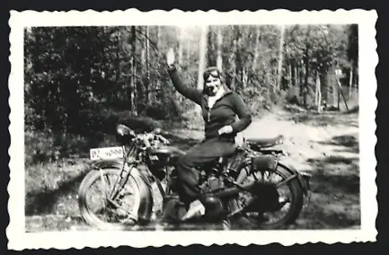 Fotografie Motorrad ARIEL, Frau mit Schutzbrille bei Urlaubsfahrt nach Ostpreussen