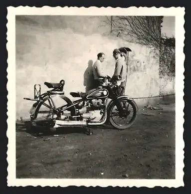 Fotografie Motorrad AWO - 425T, Burschen füllen Schlauch mit Luft nach einer Reifenpanne