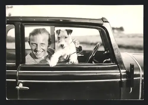 Fotografie Auto, glücklicher Mann mit Hund - Terrier im PKW mit Faltdach