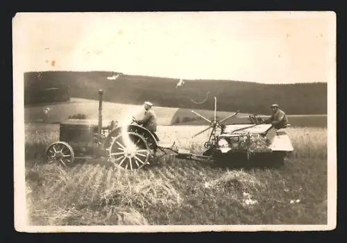 Fotografie Traktor - Ackerschlepper beim Mähen eines Getreidefeldes