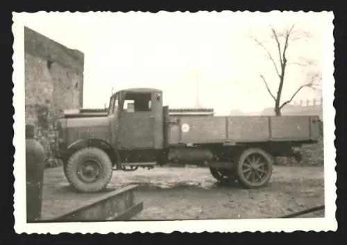 Fotografie Lastwagen, LKW-Pritsche mit Vollgummireifen auf der Hinterachse