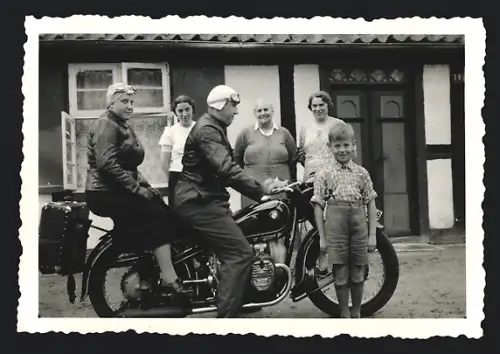 Fotografie Motorrad BMW, Paar auf Krad sitzend startet zu einer Ausfahrt