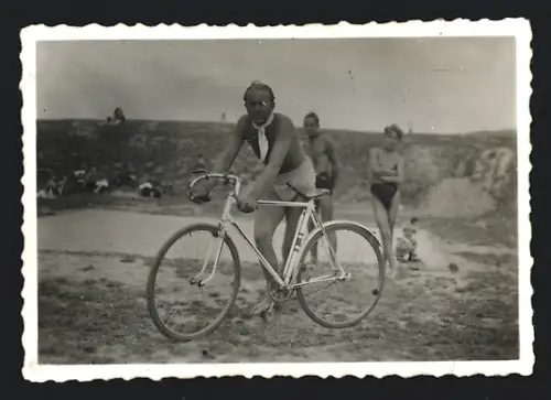 Fotografie Fahrrrad Radfahrer mit Rennrad, Velo, Bike, Bicycle am Strand