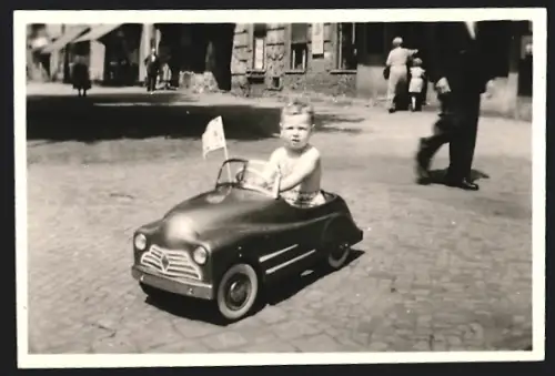 Fotografie Knabe im Renault Spielzeug-Auto, Tretauto, Draisine, Seifenkiste