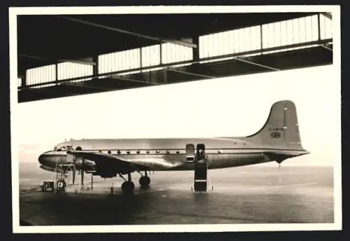 Fotografie Flughafen Berlin-Tempelhof, Flugzeug Douglas C-54B Skymaster Transportmaschine Kennung G-ANYB vor Umbau