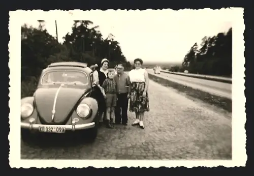 Fotografie Auto Volkswagen VW Käfer, Familie neben PKW mit Kennzeichen Berlin auf Autobahn Rastplatz