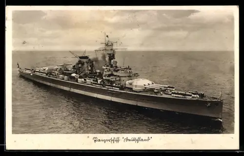 AK Panzerschiff Deutschland der Kriegsmarine mit angetretener Besatzung